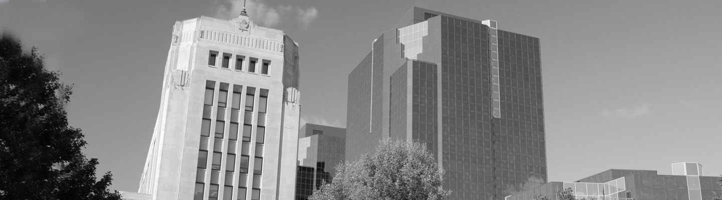 Parc public devant des immeubles de bureaux gris et bleus