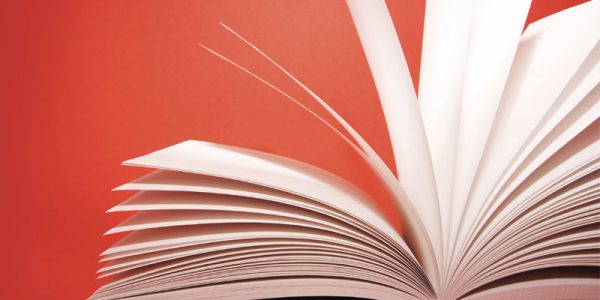 Livre ouvert, arrière-plan rouge