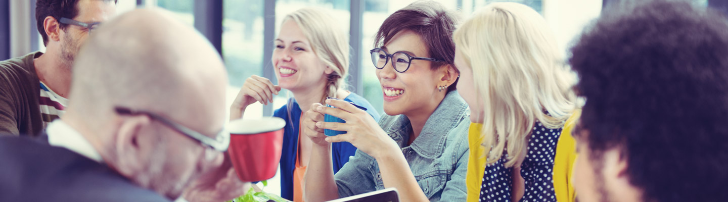 Personnes en interaction dans une réunion
