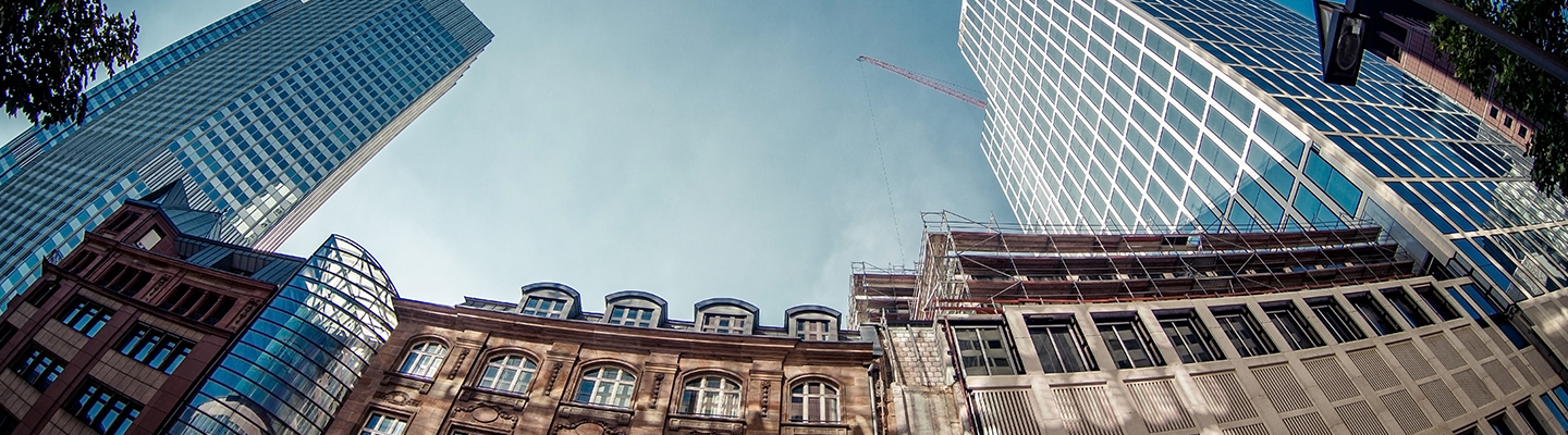 Image générique d’immeubles de bureaux urbains de dimensions variées