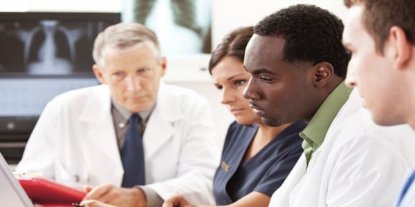 Médecins et personnel médical devant un ordinateur portable