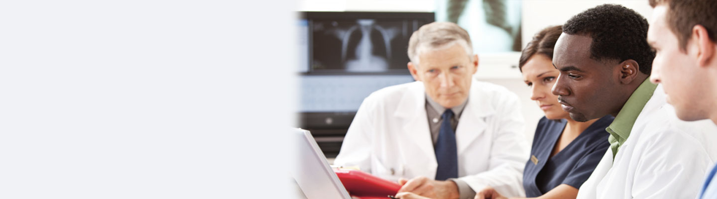 Médecins et personnel médical devant un ordinateur portable