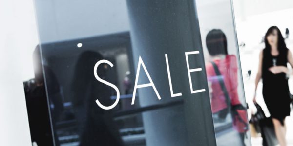 Affiche de soldes dans la fenêtre d’un magasin