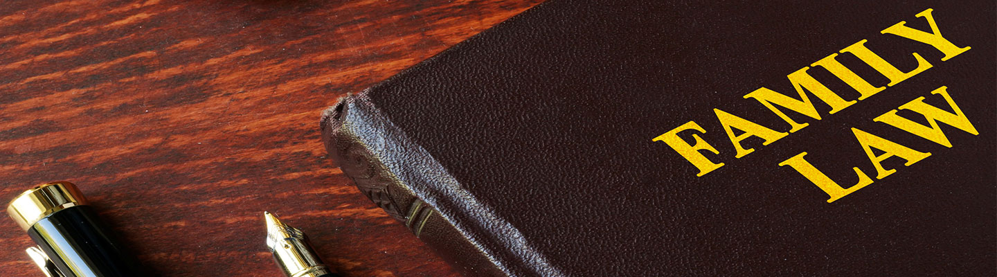 Manuel de droit de la famille et stylo sur un bureau