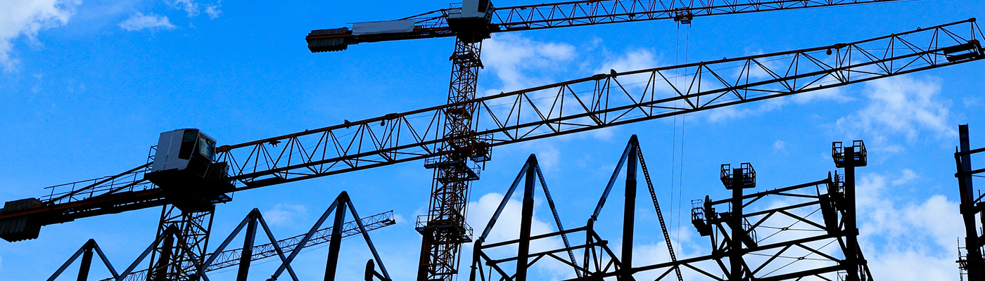 Photo d’un chantier de construction, prise au niveau du sol et tournée vers le ciel